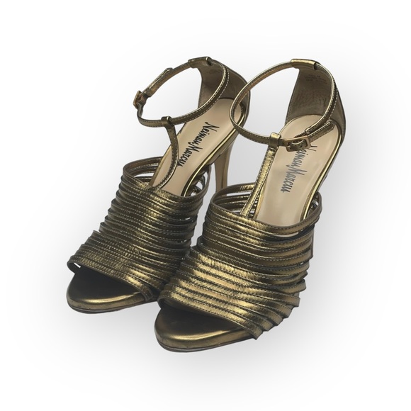 Neiman Marcus 𖤐 T-Strap Stiletto Heeled Sandal 𖤐 Metallic Gold Leather 𖤐 8M - Picture 9 of 16